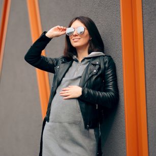Odzież ciążowa na jesień i zimę 2021/2022 — najważniejsze trendy w modzie dla przyszłych mam