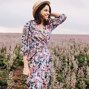 Szukasz modnej sukienki maxi w kwiaty? Sprawdź 5 najmodniejszych modeli tego lata w cenie do 150 zł!