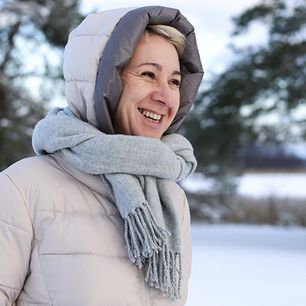 Co zamiast czapki dla pań po 60-tce? Szapołowska pokazuje rozwiązanie. Stylowe, funkcjonalne i za grosze