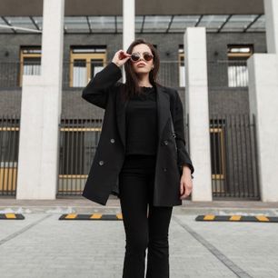 Najmodniejsze marynarki damskie na sezon jesień-zima 2021/2022. Te modele królują wśród it-girls!
