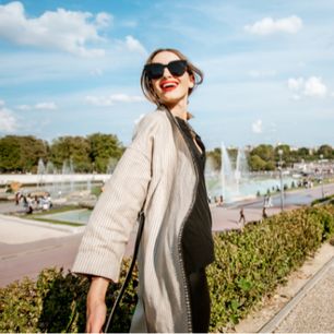 Francuski styl w modzie – poznaj najważniejsze zasady french chic i ubierz się jak paryżanka!