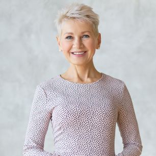 Sukienka na wesele dla 60-latki? Oto najpiękniejsze kreacje weselne