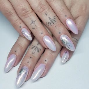 Te paznokcie noszą teraz najmodniejsze Polki. Frosted nails to hit