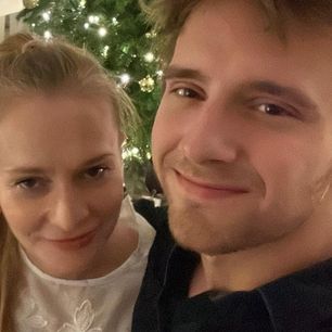 53-letnia mama Macieja Musiała w modnych spodniach. „‬Są dobre nie tylko dla nastolatek”