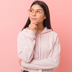 Najpopularniejsze bluzy damskie - jakie wzory i fasony nosi się w 2021 roku?