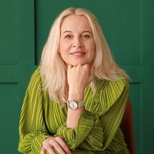 Trzy najlepsze sukienki na wesele dla 50-latki 2024. W tych kreacjach zaliczysz cały sezon ślubny