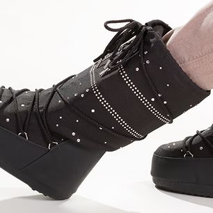 Śniegowce Moon Boot w modnych stylizacjach. Jak nosić kultowe „księżycowe” buty damskie?