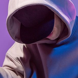 Męskie stylizacje sportowe na wiosnę 2022 – inspiracje z wybiegów i street fashion
