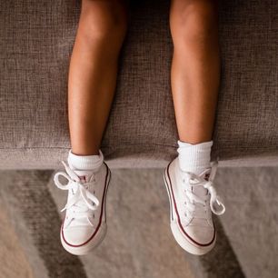 Białe buty dla dziecka na wiosnę – tak czy nie? „Nigdy bym ich nie kupiła synowi”