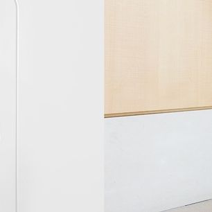 Minimalizm w modzie. Sprawdź, jak zorganizować szafę w stylu minimalistycznym!