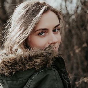 Parka damska w stylizacjach na wiosnę 2021. Jak nosić modną kurtkę damską?