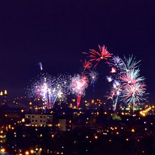 Karnawałowe stylizacje: sukienka czy kombinezon?