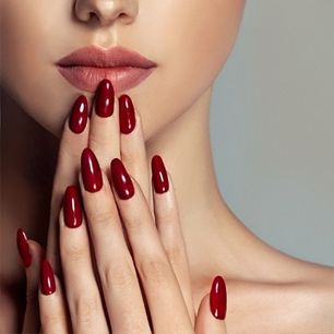 Modne paznokcie na jesień 2020. Sprawdź, jakie wzory i kolory królują wśród trendów w manicure!