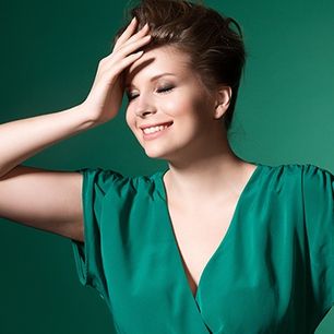 Jak wyglądać szczuplej w stylizacji na wiosnę? Stylistki radzą, jakie ubrania optycznie wysmuklają