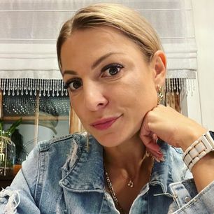 Narożna pokazała się w dresie. Nosi komplet w ulubionym kolorze polskich celebrytek