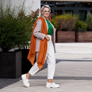 Znamy już najmodniejsze spodnie dla 50-latek w 2024 roku. Dojrzałe kobiety będą zachwycone
