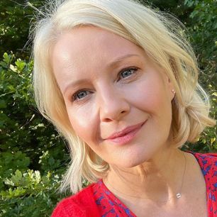 Polki po 50. kochają ten fason. Trudno o wygodniejszą sukienkę na lato. Kożuchowska wygląda w niej „pięknie”