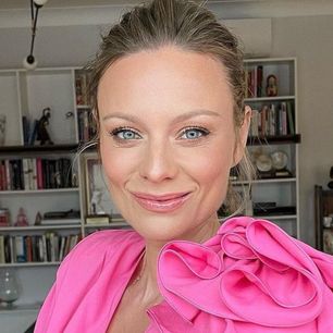Zmęczona różem Barbie? Wybierz sukienkę w stylu Boczarskiej. Ten kolor „króluje”
