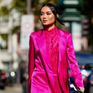 Kolor roku 2023 według Instytutu Pantone: Viva Magenta. Komu pasuje i jak go nosić w stylizacjach?