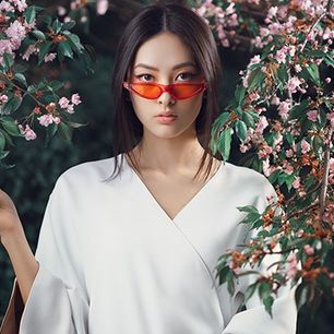 Kimono damskie w letnich stylizacjach, które pokochasz! Sprawdź, jak nosić modną narzutkę-kimono