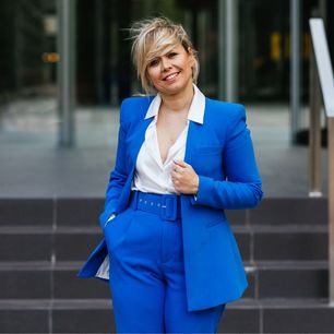 Sukienki wizytowe mają konkurencję. Te eleganckie garnitury damskie nosimy w 2024 na każdą ważną okazję