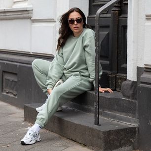 Wiem, z czym nosić modne New Balance 530 tej wiosny. Zaufaj mi, sama będziesz chciała się tak ubrać