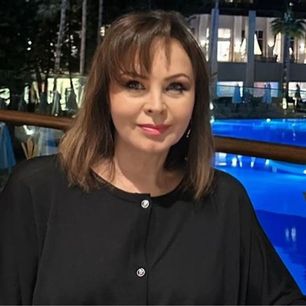 68-letnia Trojanowska nie ściąga jej nawet podczas jedzenia. Ta kurtka daje ekstremum komfortu jesienią