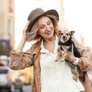 Jesienne trendy w modzie 50+. Odkryj stylizacje dla eleganckiej 50-latki, które są na topie!