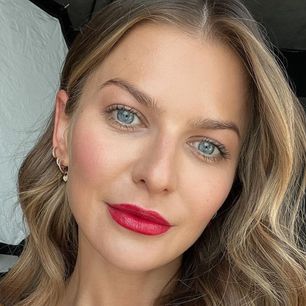 „‬Niebrzydkie, ale mało odpowiednie”. Stylizacje Anny Lewandowskiej w ogniu krytyki