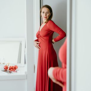 Te sukienki maskujące brzuch wiosną 2024 będą twoją tajną bronią. Sprawdzone efekty