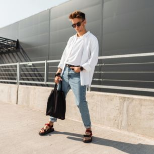 Męskie buty na lato 2022 – TOP modele z wyprzedaży. Podpowiadamy, jakie wybrać w tym sezonie!