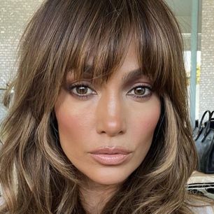 Koniec z frenchem. Jennifer Lopez robi paznokcie tuxedo. Ten manicure będzie hitem jesieni