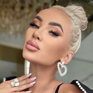 Macudzińska w skąpych szortach prezentuje stylizację „do biura”. Fani: „klasa”