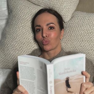 Nie ma modniejszych i wygodniejszych spodni. Wendzikowska lansuje trend na dresy w stylu „‬comfy”. Podobne są na wyprzedażach