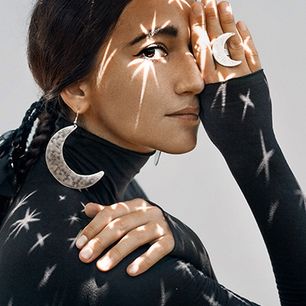 Biżuteria z motywem astralnym - hot trend w szafie fashionistki. Sprawdź, jak ją nosić!