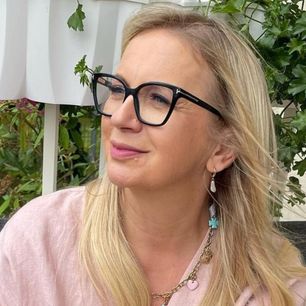 Te bluzki dla 50-latek przyciągają wzrok i dodają szyku. Modele w stylu Rogalskiej kupisz już za 39,90 zł