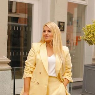 Jak się ubrać na Wielkanoc 2023? Zobacz najmodniejsze stylizacje damskie idealne na święta