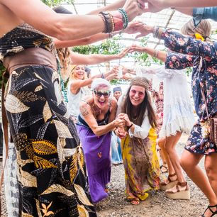 50-latki chodzą teraz w takich sukienkach. Styl hippie znów wraca do łask