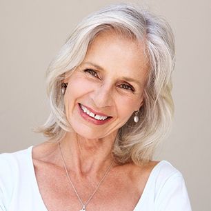 Modna kobieta 60+, czyli stylizacje na Dzień Babci i nie tylko. Jak mogą ubierać się dojrzałe panie?