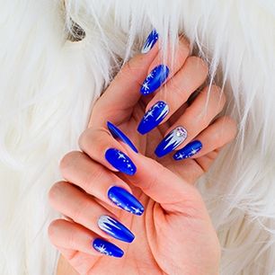 Paznokcie na święta 2020. Najpiękniejsze pomysły na świąteczny manicure! [6 topowych inspiracji]