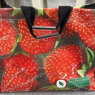 Torba w truskawki jak z bazaru za 12 tysięcy złotych. Projektanci zaczynają przesadzać?