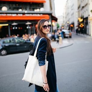 Smart casual damski – co to jest za dress code i na jakie okazje pasuje? Stylistki wyjaśniają