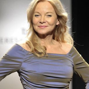 Trzy sukienki na komunię dla babci w stylu znanych seniorek. Eleganckie i wygodne