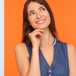 Sukienki jeansowe w stylizacjach na co dzień i nie tylko. Jak nosić dżinsową sukienkę? Sprawdź!
