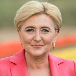 Tak Agata Duda eksponuje długie nogi. Te spodnie to już klasyk, który każda z nas powinna mieć w szafie
