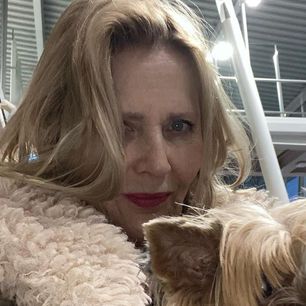 Jedyne buty na mrozy i pluchę. W Polsce każda z nas musi je mieć w szafie. Znana 70-latka pokazała je na Instagramie