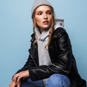 Jak nosić najmodniejsze bluzy damskie? Pomysły na stylowe outfity z bluzami do 150 zł