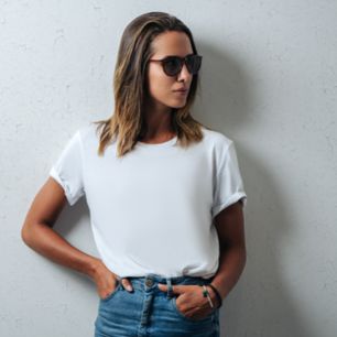 Biały t-shirt w stylizacjach damskich. Zobacz, jak nosić basicową koszulkę na 15 sposobów!