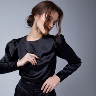 Bluzki damskie eleganckie na specjalne okazje do 80 zł. Te tanie modele dodają klasy!