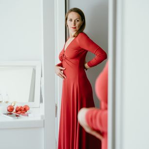 Modne sukienki na wesele dla 50-latki na 2024 rok. W tych gustownych modelach zrobisz furorę